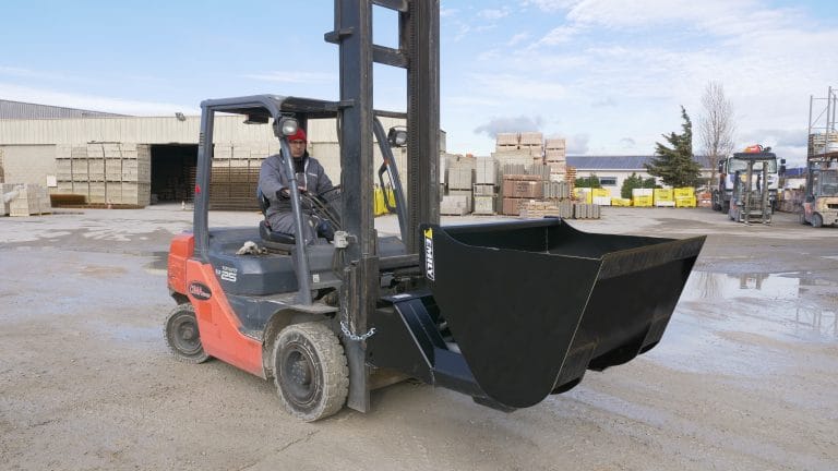 Hydraulic bucket on FEM carrier