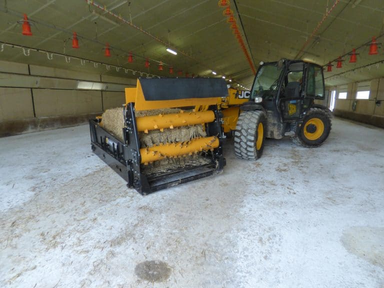Square and round bale spreader