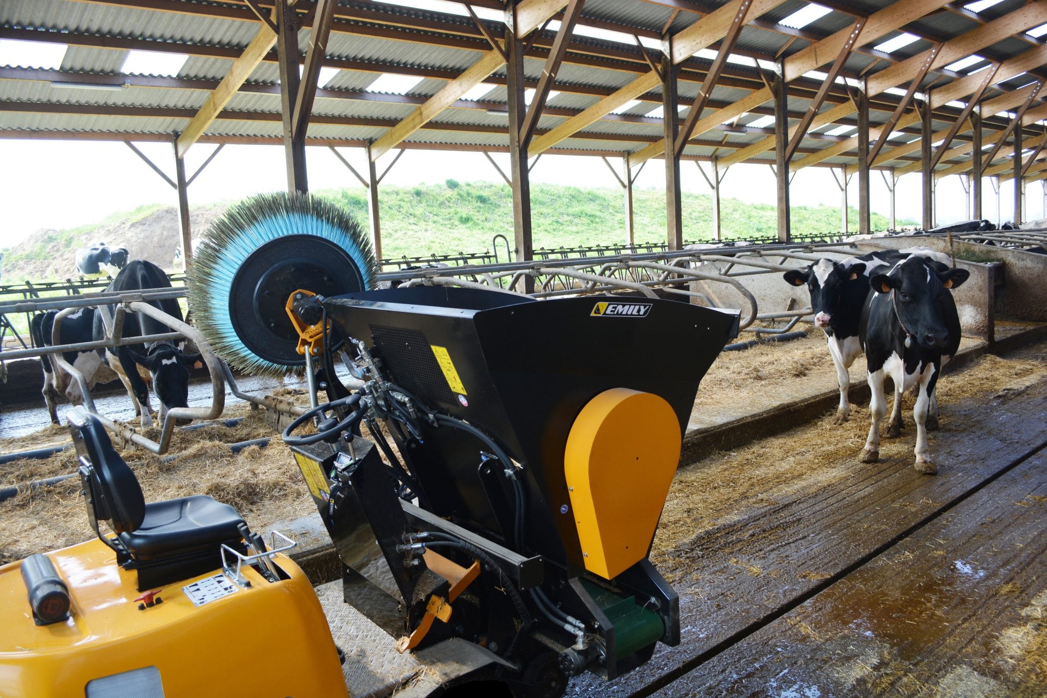 Self propelled bedding barn machine